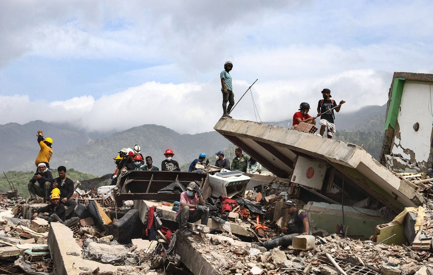 El número de muertos por el doble terremoto asciende a 2.954 El número de muertos por el doble terremoto asciende a 2.954